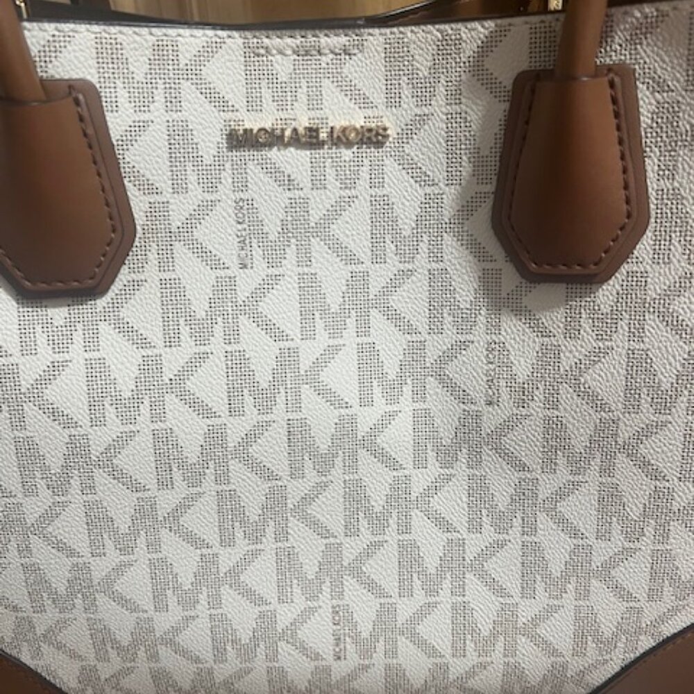 Michael Kors Mercer Gallery Medium Center Zip Tote - Picture 6 of 14